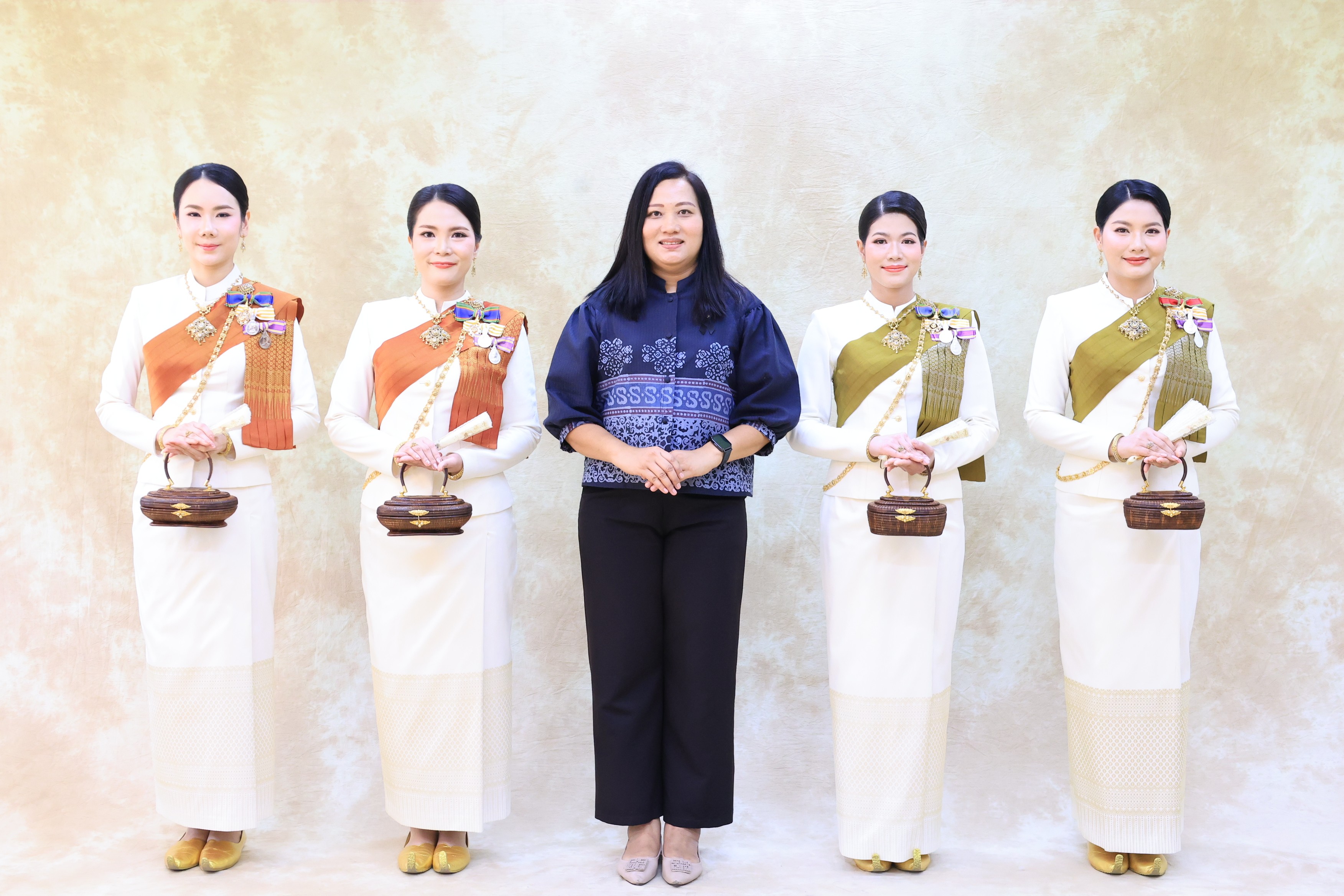 title - พระบาทสมเด็จพระเจ้าอยู่หัว และสมเด็จพระนางเจ้าฯ พระบรมราชินี เสด็จฯ ไปในการพระราชพิธีพืชมงคล พุทธศักราช 2569